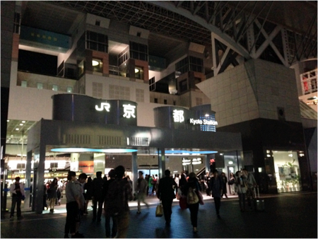 จุดชมวิวยามค่ำคืนที่สถานีเกียวโต กับมือถือที่หายไป